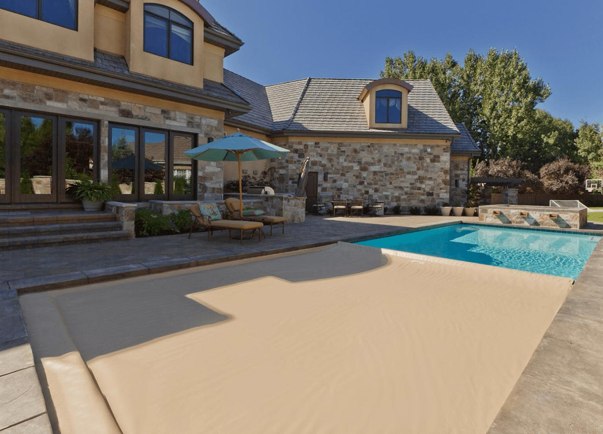 Rectangle pool with undertrack automatic safety cover closed
