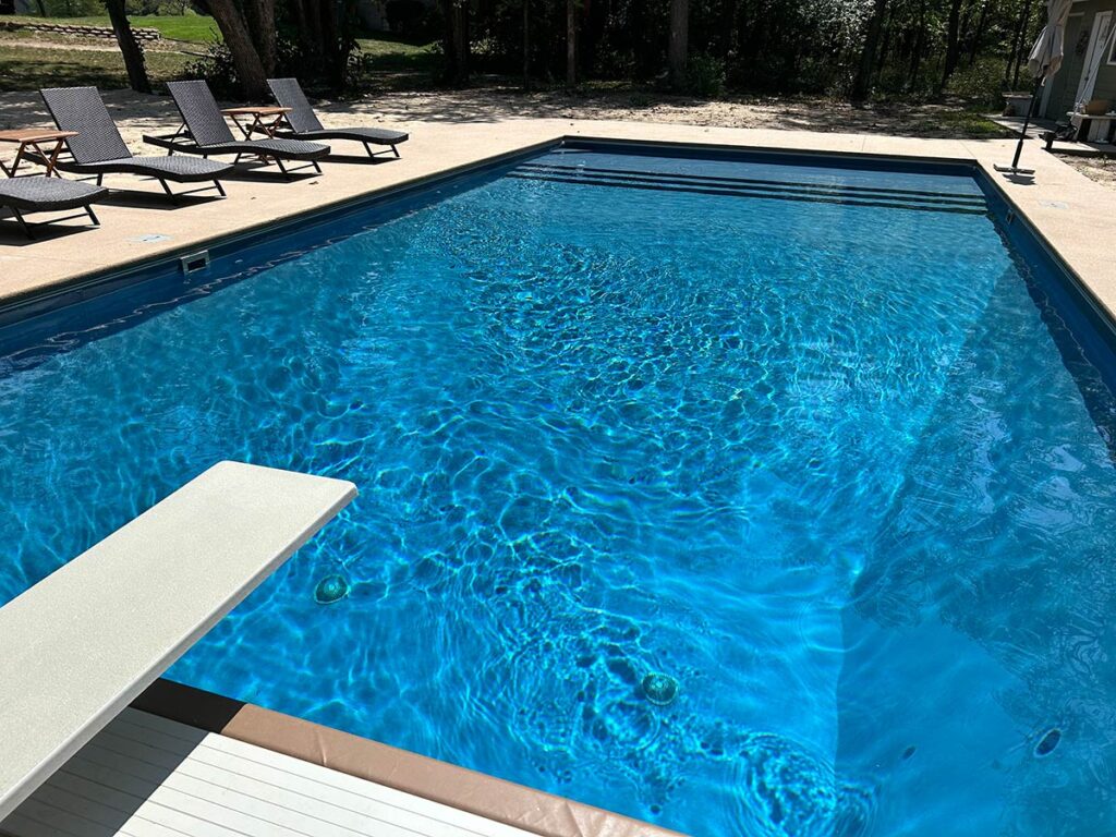 Minnesota vinyl liner pool with diving board
